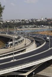 Image du Maroc Professionnelle de  Le Tramway traverse le nouveau pont Hassan II, construit sur le fleuve Bouregrag entre Rabat et Salé, Jeudi 20 Octobre 2011. (Photo / Abdeljalil Bounhar)